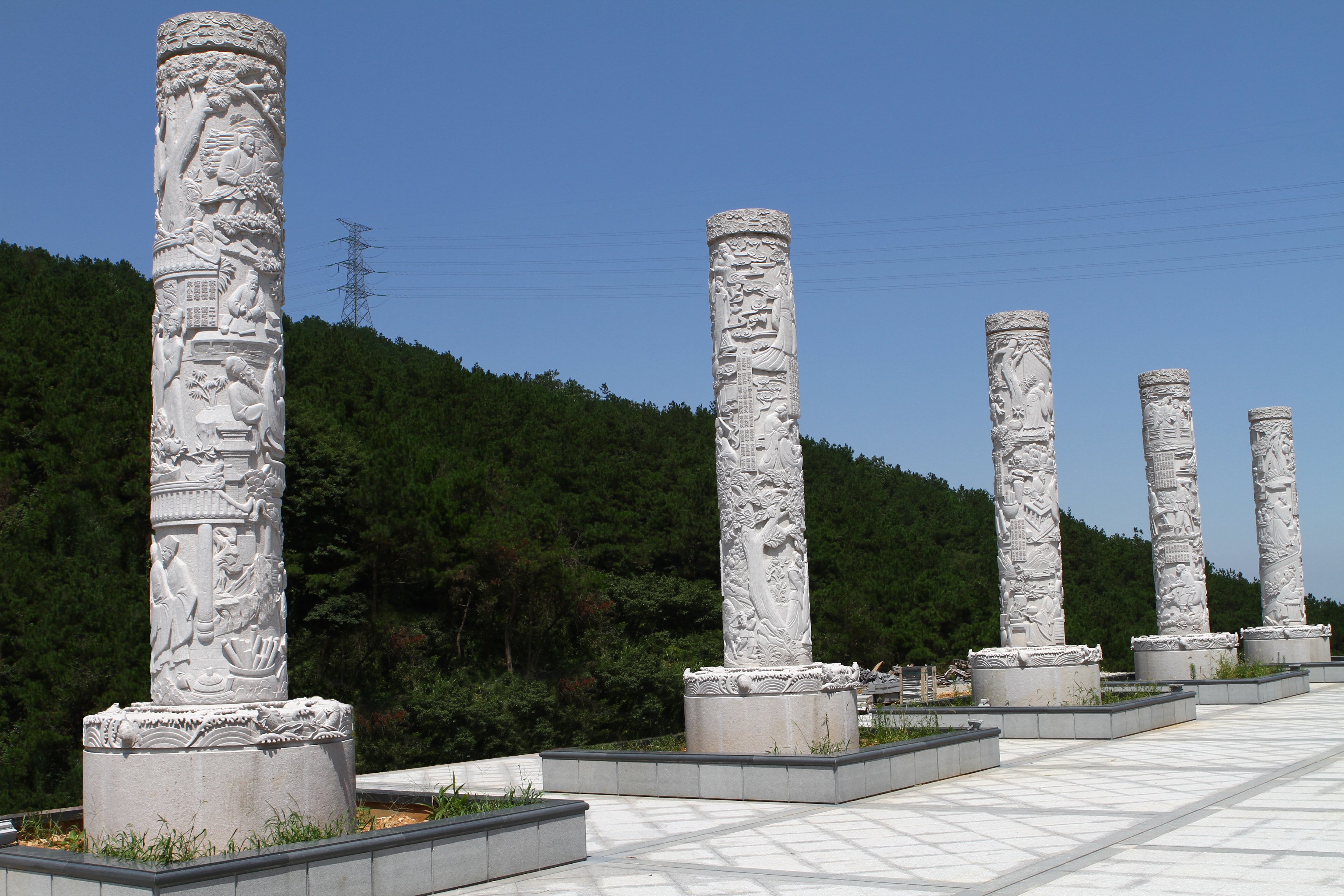 孝德传承的现代诠释：乐清长安功德园《三字经》浮雕柱