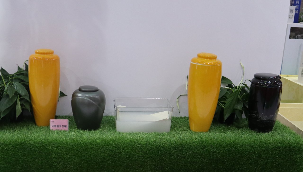 生命最后的礼物：一只可降解骨灰坛种出的绿色未来